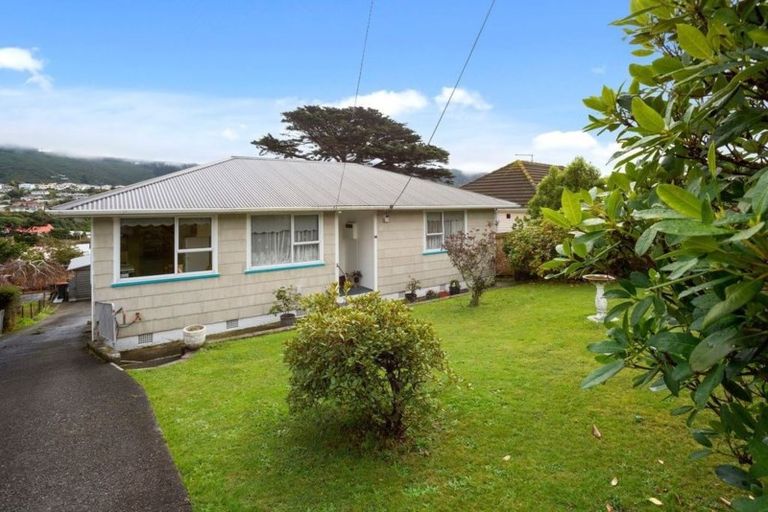 Photo of property in 38 Taylor Terrace, Tawa, Wellington, 5028