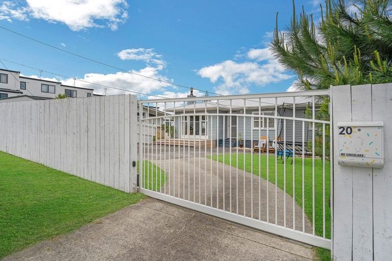 Photo of property in 20 Sylvan Crescent, Te Atatu South, Auckland, 0610