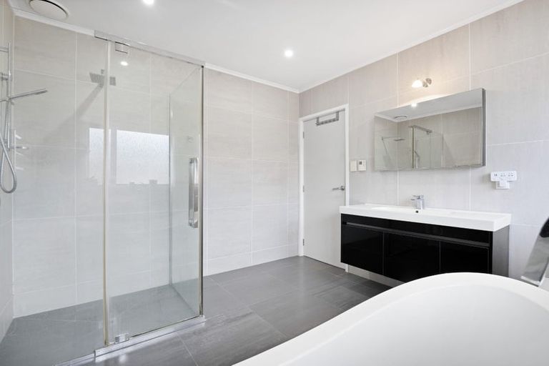 Photo of property in 52 Chelsea View Drive, Chatswood, Auckland, 0626