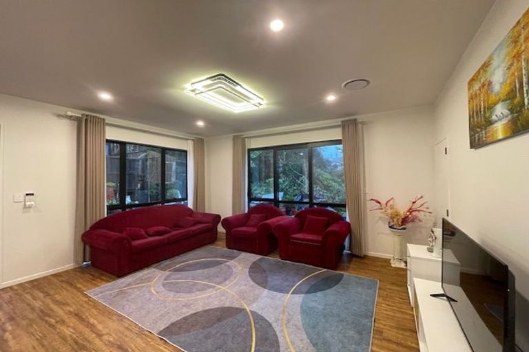 Photo of property in 25 Armstrong Place, New Lynn, Auckland, 0600