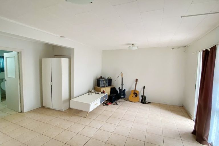 Photo of property in 12 Thomas Avenue, Te Atatu Peninsula, Auckland, 0610