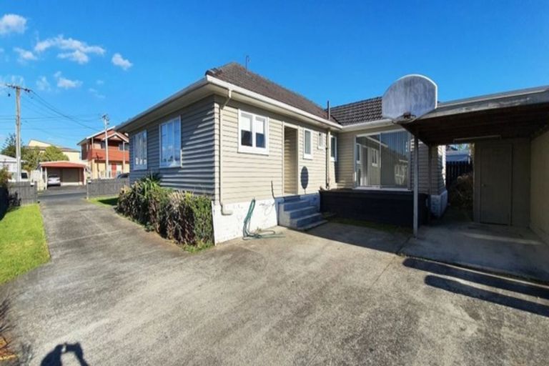 Photo of property in 30 Royton Avenue, Mangere East, Auckland, 2024