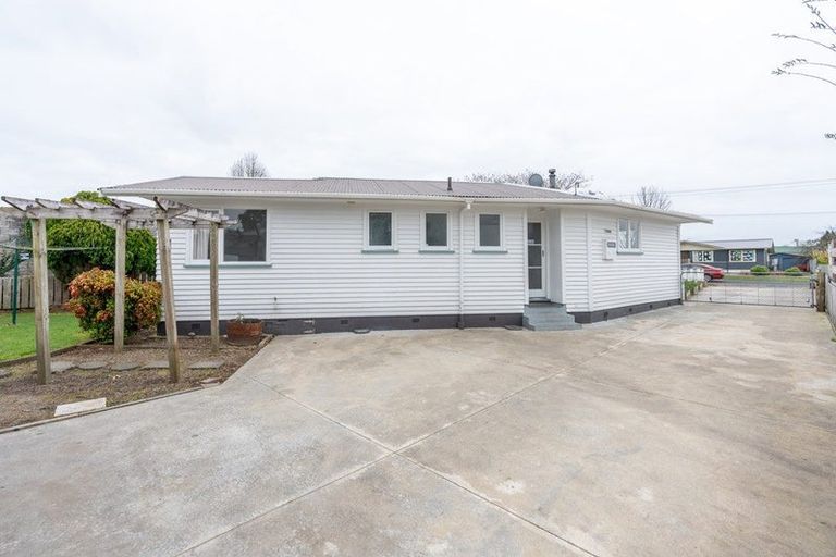 Photo of property in 77 Collins Road, Melville, Hamilton, 3206