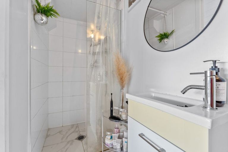 Photo of property in 1/19 Heathcote Road, Castor Bay, Auckland, 0620