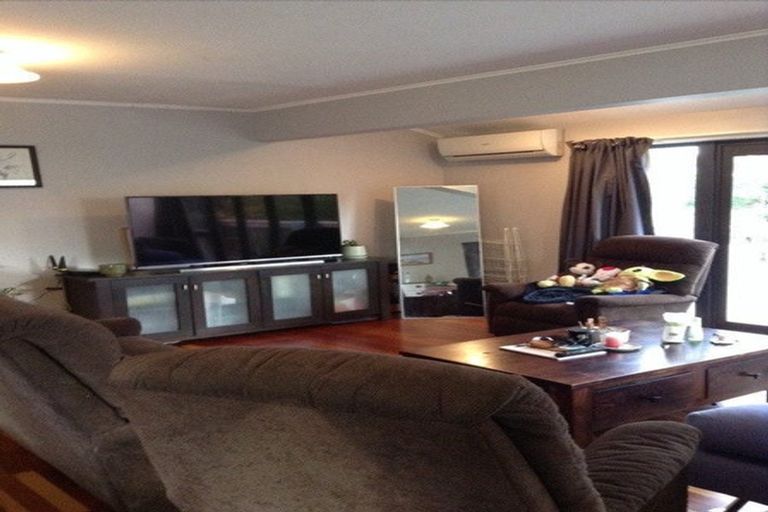 Photo of property in 10 Thomas Avenue, Te Atatu Peninsula, Auckland, 0610