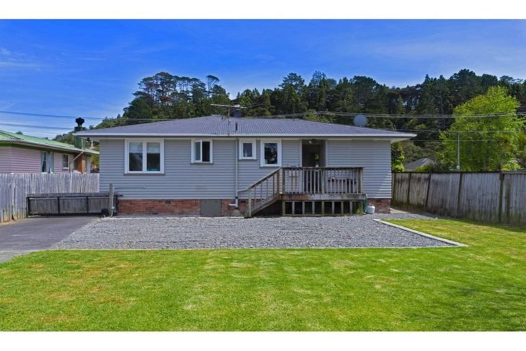 Photo of property in 14 Birdwood Road, Swanson, Auckland, 0612