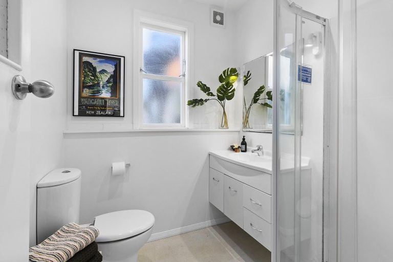 Photo of property in 86 Nicholson Road, Khandallah, Wellington, 6035