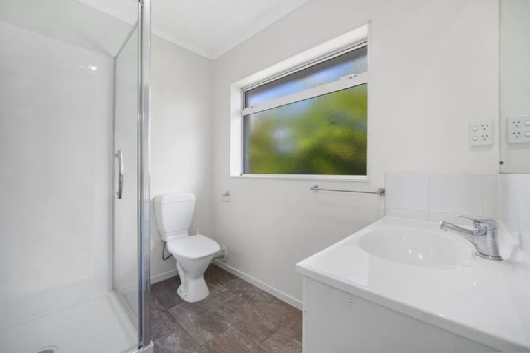 Photo of property in 8 Margaret Henry Crescent, Oteha, Auckland, 0632