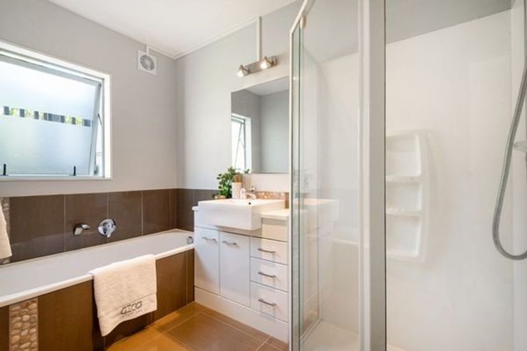 Photo of property in 9 Malters Place, Browns Bay, Auckland, 0630