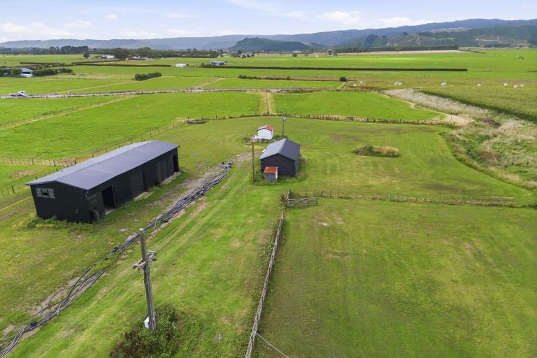 Photo of property in 225 Kuku Beach Road, Kuku, Manakau, 5570