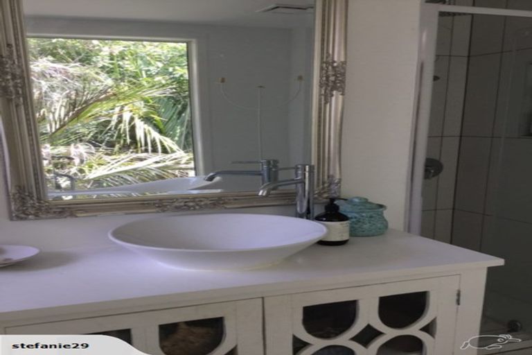 Photo of property in 121 Seaview Road, Piha, New Lynn, 0772