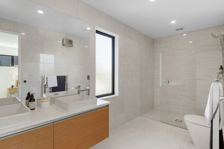 Photo of property in 21 Aikmans Road, Merivale, Christchurch, 8014