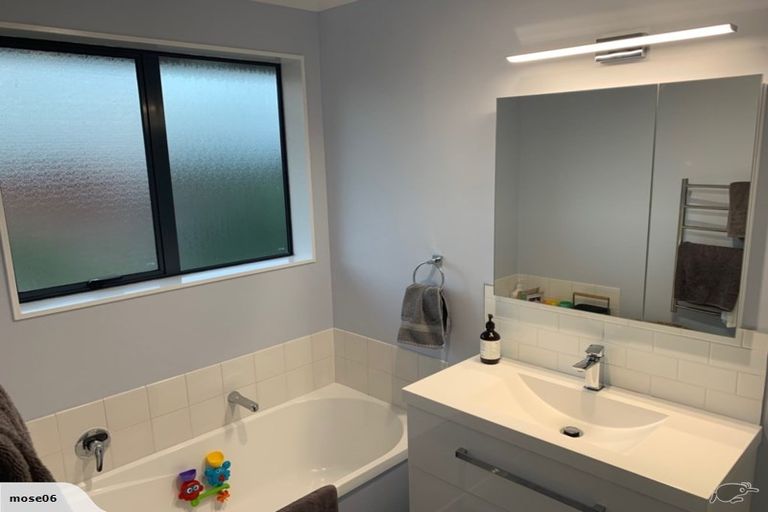 Photo of property in 24 Piper Place, Goodwood Heights, Auckland, 2105