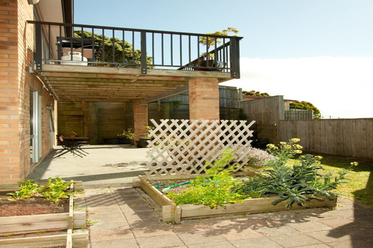 Photo of property in 118a Sunset Road, Unsworth Heights, Auckland, 0632