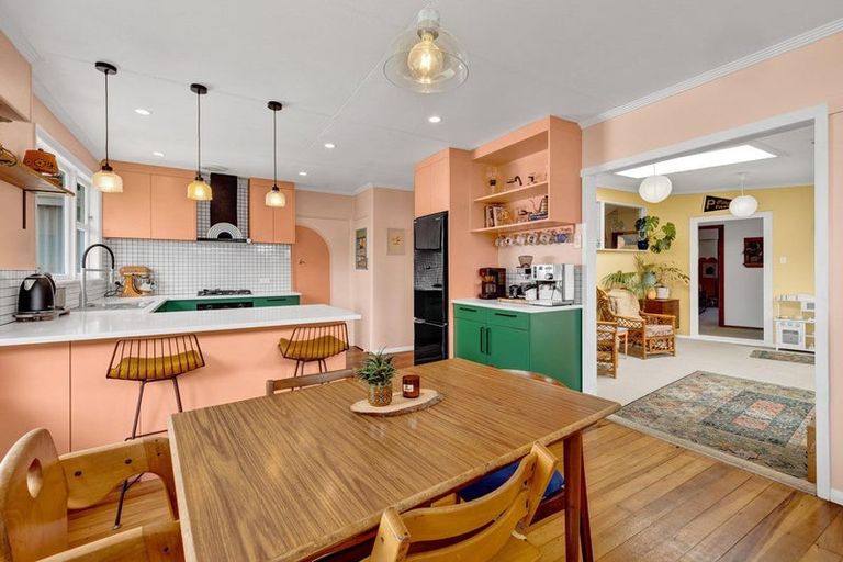 Photo of property in 39 Turakina Street, Merrilands, New Plymouth, 4312