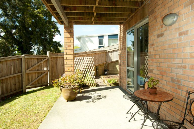 Photo of property in 118a Sunset Road, Unsworth Heights, Auckland, 0632