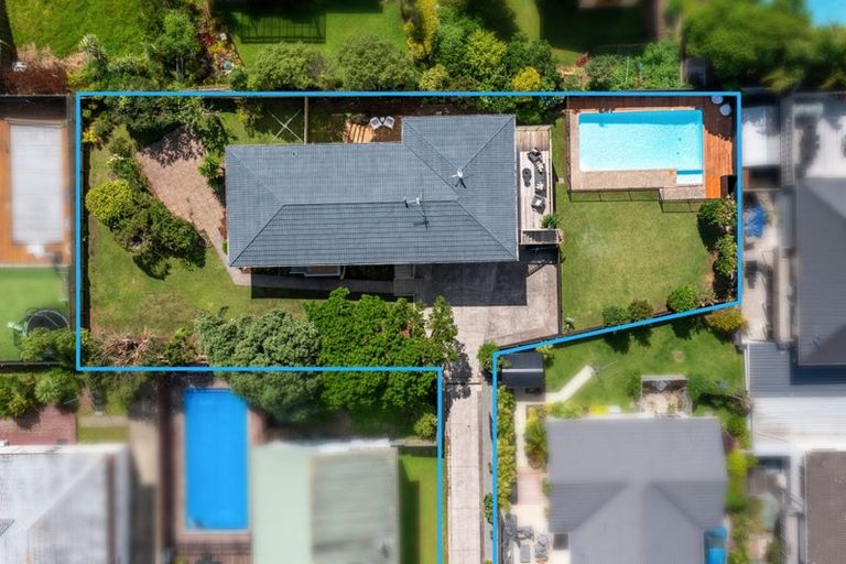 Photo of property in 14 Holdaway Avenue, Northcote, Auckland, 0627