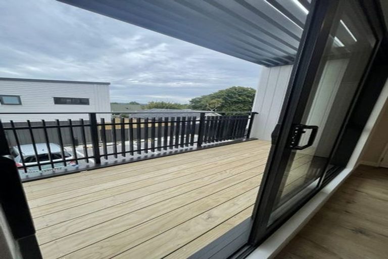 Photo of property in 2/58 Te Atatu Road, Te Atatu South, Auckland, 0610