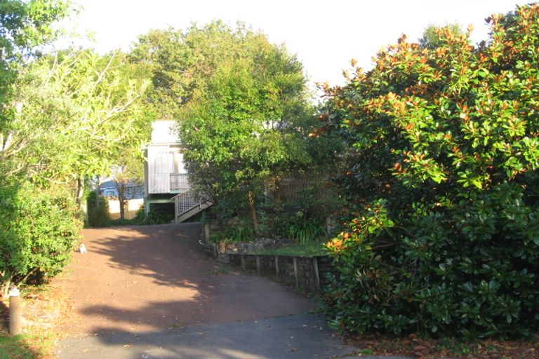 Photo of property in 30 Mannering Place, Hillcrest, Auckland, 0627