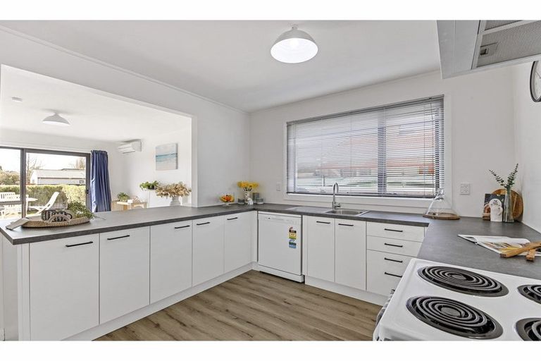 Photo of property in 30 Factory Road, Belfast, Christchurch, 8051