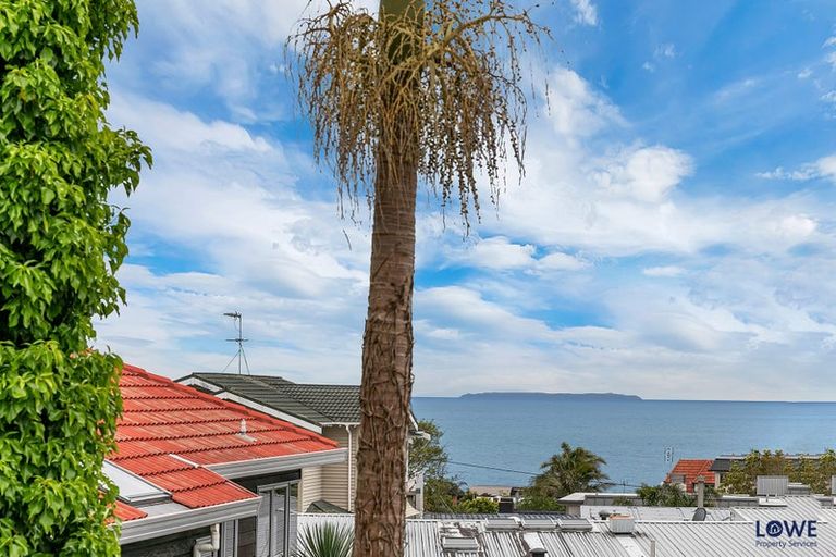 Photo of property in 1/2 Hauraki Road, Hauraki, Auckland, 0622