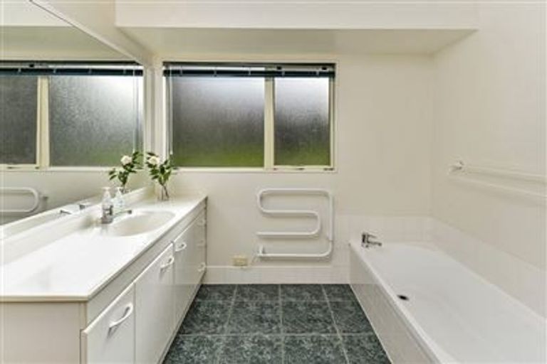 Photo of property in 2/26 Dallinghoe Crescent, Milford, Auckland, 0620