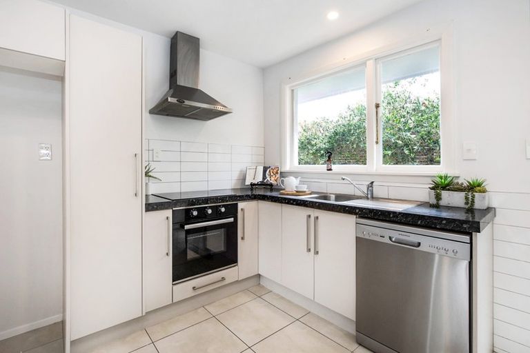 Photo of property in 2/111 Aikmans Road, Merivale, Christchurch, 8014