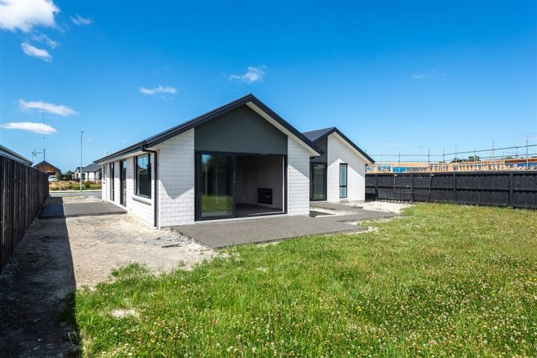 Photo of property in 8 Angus Place, Rangiora, 7400