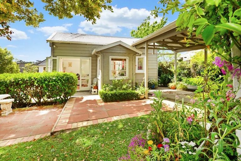 Photo of property in 1/173 Onewa Road, Birkenhead, Auckland, 0626