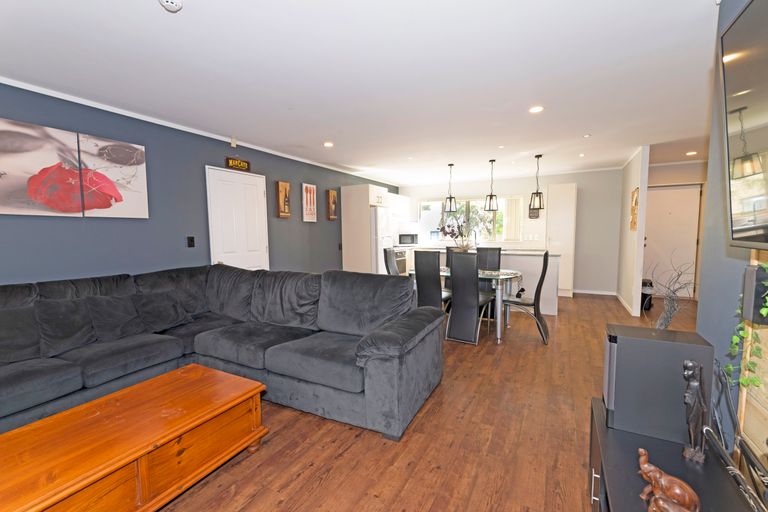 Photo of property in 3 Neta Grove, Henderson, Auckland, 0612