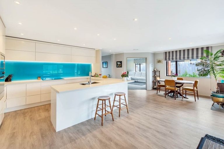 Photo of property in 8 Drumkeen Place, Rosehill, Papakura, 2113