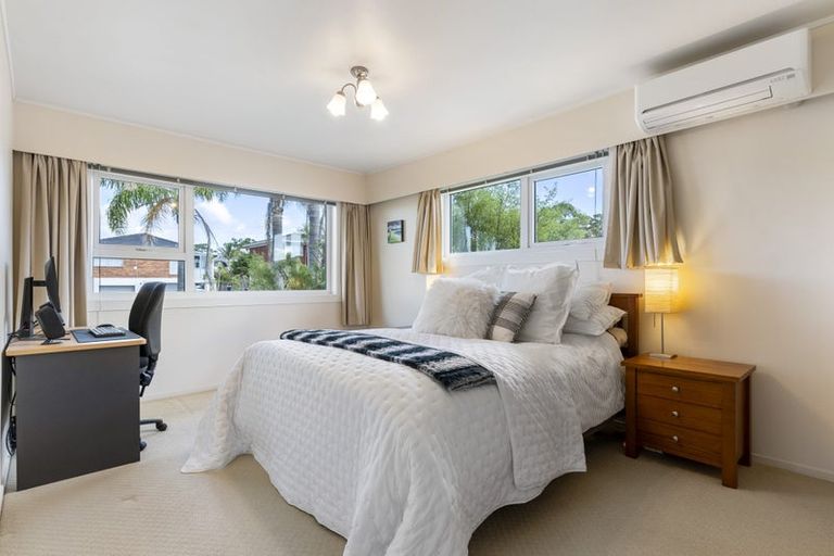 Photo of property in 5 Ravenwood Drive, Forrest Hill, Auckland, 0620