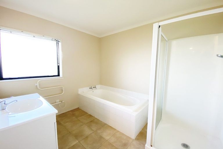 Photo of property in 33 Belcoo Crescent, East Tamaki, Auckland, 2013