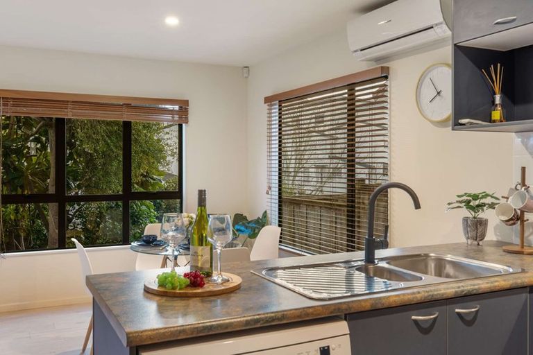 Photo of property in 4/42 Fields Parade, Oteha, Auckland, 0632