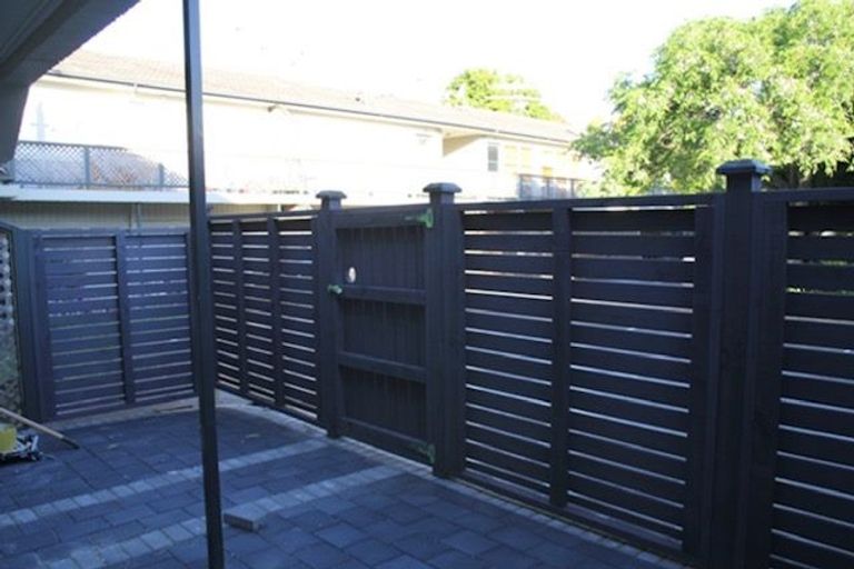 Photo of property in 10/11 Tawera Road, Greenlane, Auckland, 1051