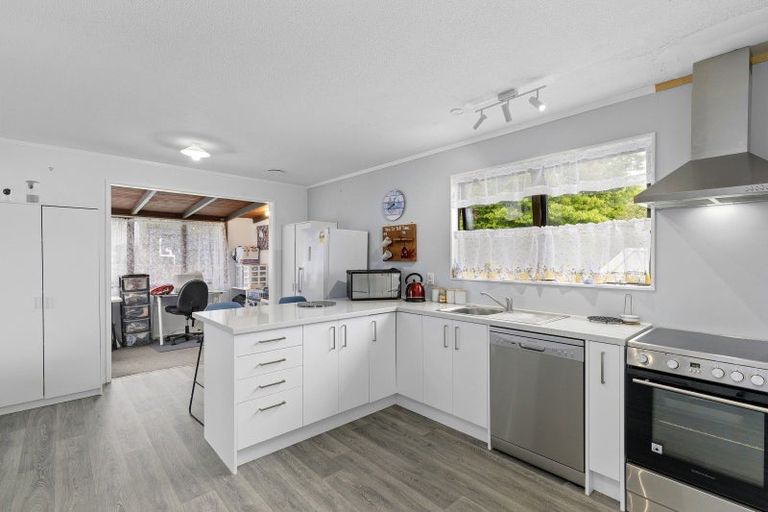 Photo of property in 112 Norana Road, Timberlea, Upper Hutt, 5018