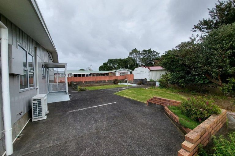 Photo of property in 2 Onslow Place, Merrilands, New Plymouth, 4312