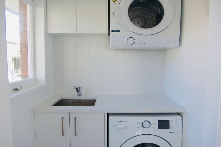 Photo of property in 2/16 Anne Road, Hillcrest, Auckland, 0627