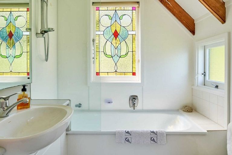 Photo of property in 8 Westhill Road, Point Howard, Lower Hutt, 5013