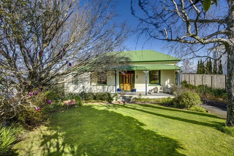 Photo of property in 2 Cobden Crescent, Bluff Hill, Napier, 4110