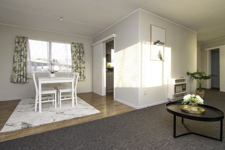 Photo of property in 6 Forbes Place, Kelvin Grove, Palmerston North, 4414