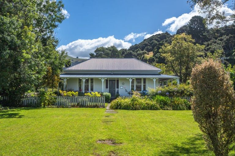 Photo of property in 5849 Christchurch Akaroa Road, Duvauchelle, Akaroa, 7582