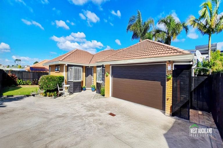 Photo of property in 19 Heversham Place, Glendene, Auckland, 0602