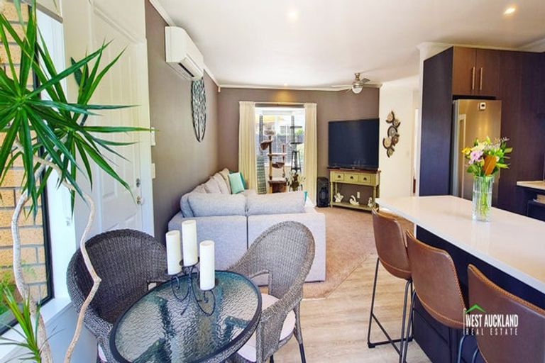 Photo of property in 19 Heversham Place, Glendene, Auckland, 0602