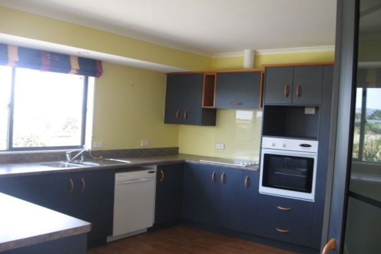 Photo of property in 12 Sycamore Crescent, Fitzherbert, Palmerston North, 4410