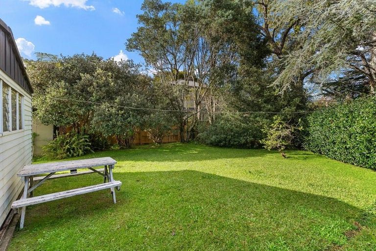 Photo of property in 1 Manor Place, Point Chevalier, Auckland, 1022
