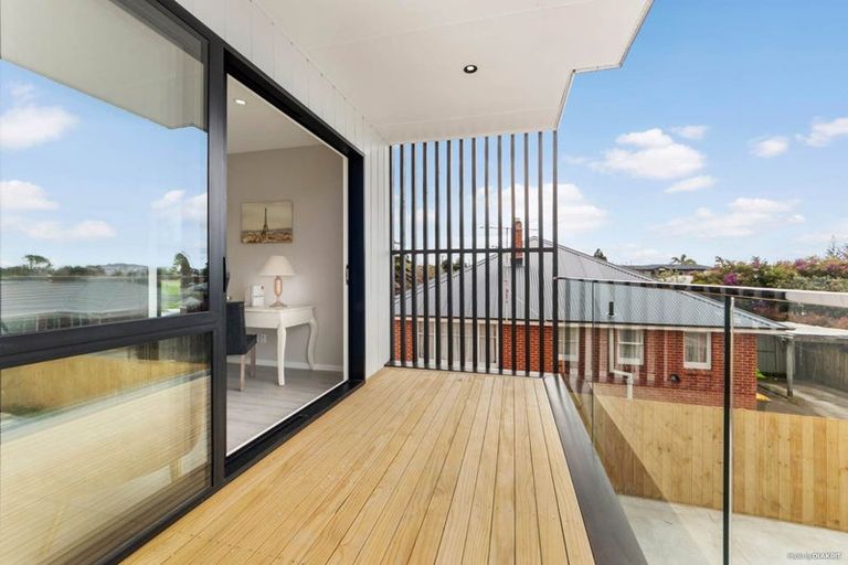 Photo of property in 2/53 Archibald Road, Kelston, Auckland, 0602