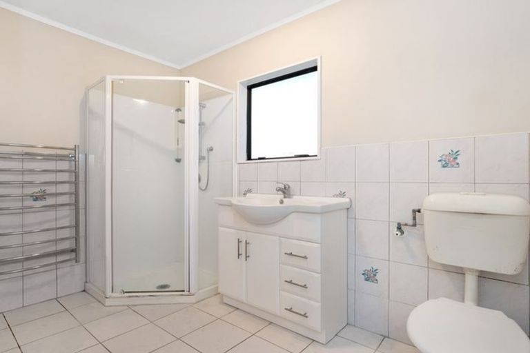 Photo of property in 2/9 Maplesden Drive, Clendon Park, Auckland, 2103