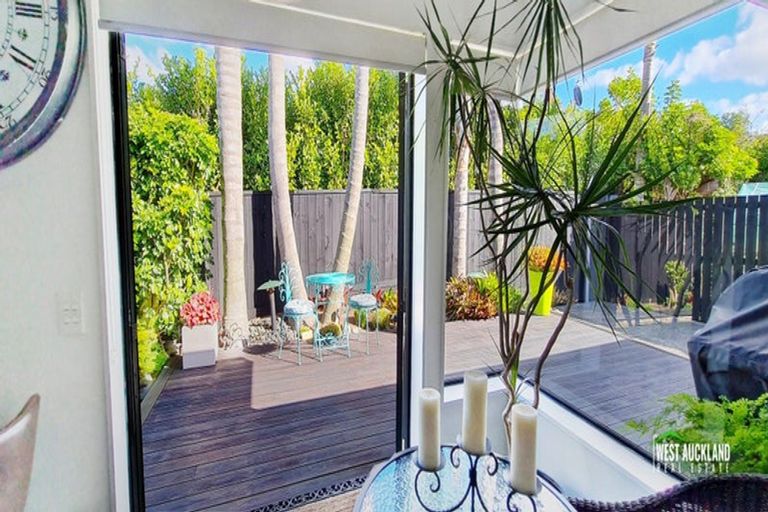 Photo of property in 19 Heversham Place, Glendene, Auckland, 0602