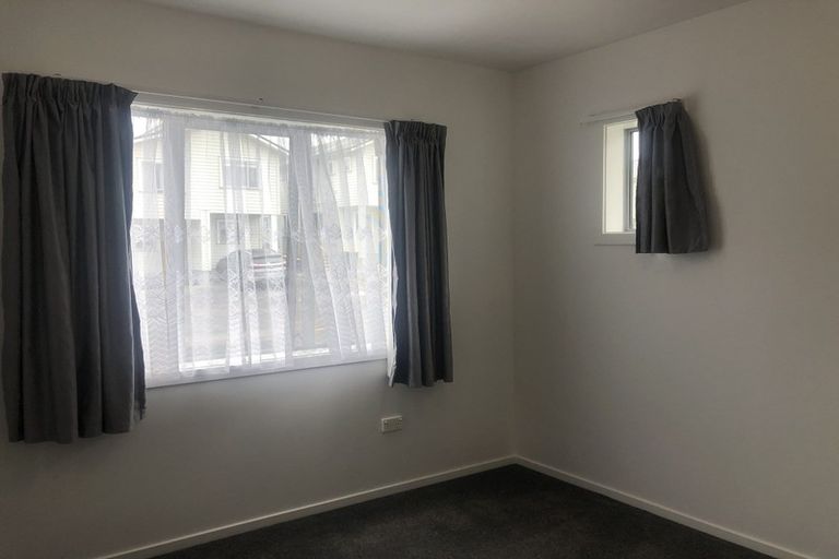 Photo of property in 2/4 John Jennings Drive, Oteha, Auckland, 0632
